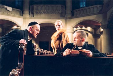 Gespannt verfolgt die fanatische Königin (Eva Meier) den Disput zwischen dem Rabbi (Hubert Bail, li.) und dem Dominikaner Pablo Christiani (Rainer Haustein). Foto: V. Derlath